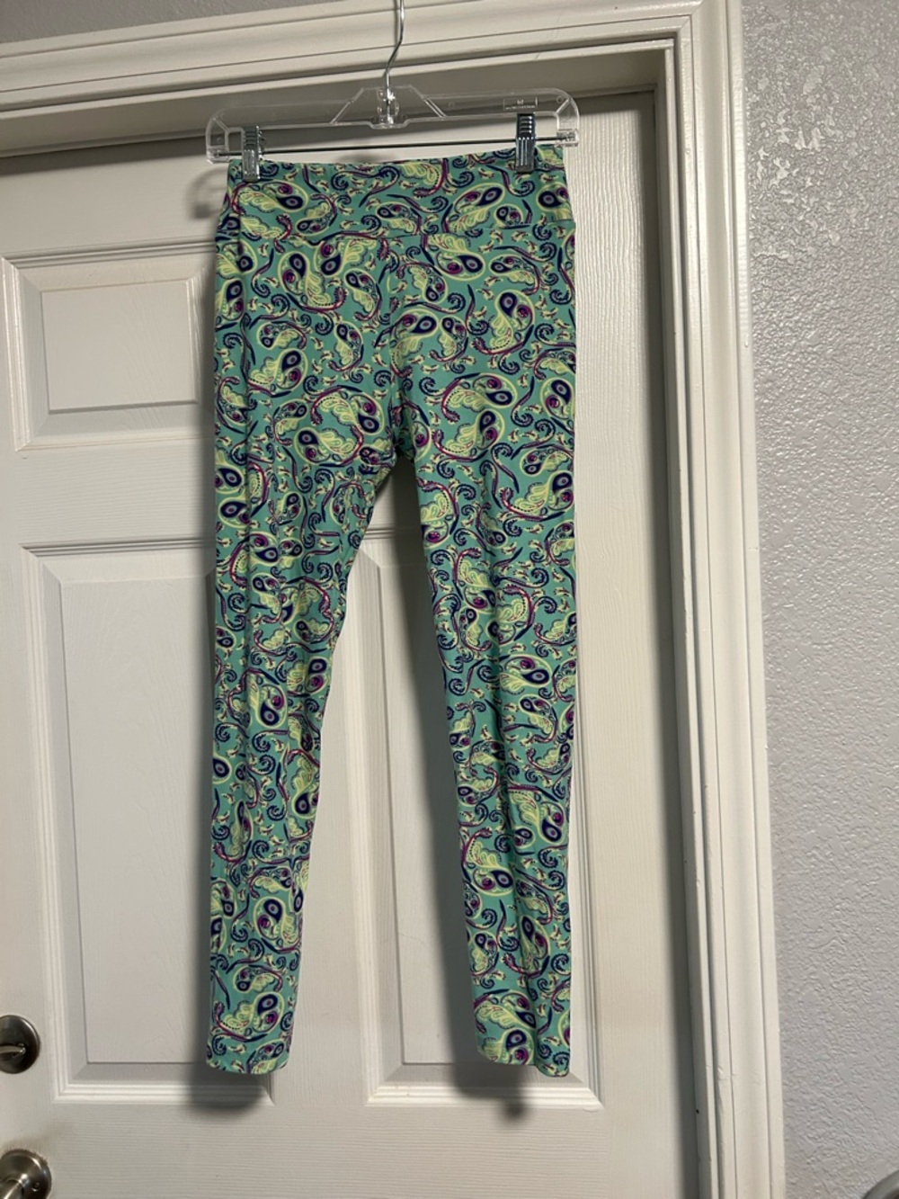 LuLaRoe Women’s Mint Green Paisley Print Leggings